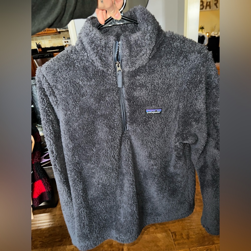 Like new Patagonia pull over size M. Wore a couple of times. Mint condition.